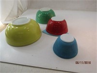 Set of 4 Pyrex Bowls