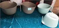 11 - LOT OF MIXING BOWLS & STRAINER (E97)