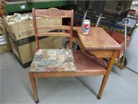 Chaise ancienne en bois sculpté avec petit bureau