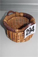 (1) Lovely Woven Basket (U242)