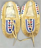 Pair beaded moccasins: exterior toe to heal 11"