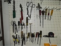 Asst screwdrivers, tin snips, pliers & scissors