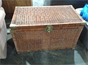 Wicker trunk with handles