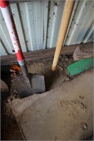 RED ROUND MOUTH SHOVEL