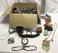 C3) LARGE LOT OF BRACLETS & JEWELRY ITEMS