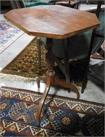 Early 19th Century Maple tri-fed tilt top table