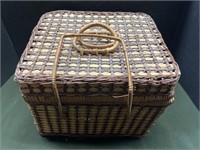 VINTAGE PICKNICK BASKET WITH PLASTIC PLATES AND
