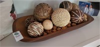 Wooden bowl with accessories