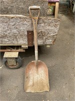 Aluminum Scoop Shovel- has crack