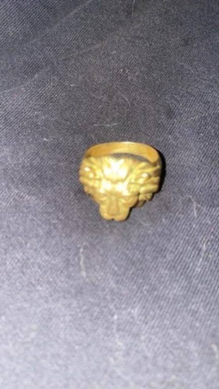 18 CT GOLD LION RING  ABOUT SOZE 9