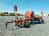 Towable 3 Pt. International 500 Air Seeder- 8 Row