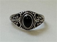 PRETTY STERLING SIVLER RING W BLACK ONYX