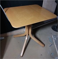 Table simple en bois naturel