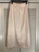 VINTAGE VANITY FAIR MAXI HALF SLIP MEDIUM