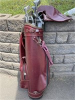 SET OF GOLF CLUBS AND CASE