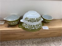 VINTAGE PYREX BOWLS AND SMALL CASSEROLE W/ LID