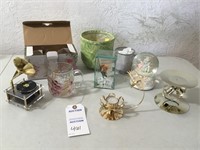 Assorted knick-knacks (music boxes)