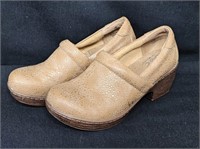 B.o.c Women's Tan Clogs Sz 6.5