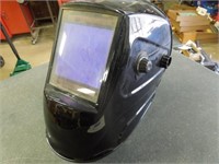 Auto darkening welding helmet