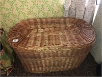 Hamper basket with lid
