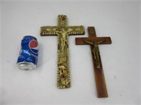 2 Anciens crucifix de chambre dont un surmonté de