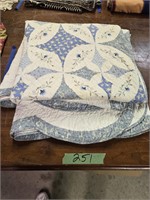Quilt with blue flowers