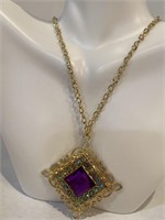 Gold necklace centered purple stone chuns Fashion