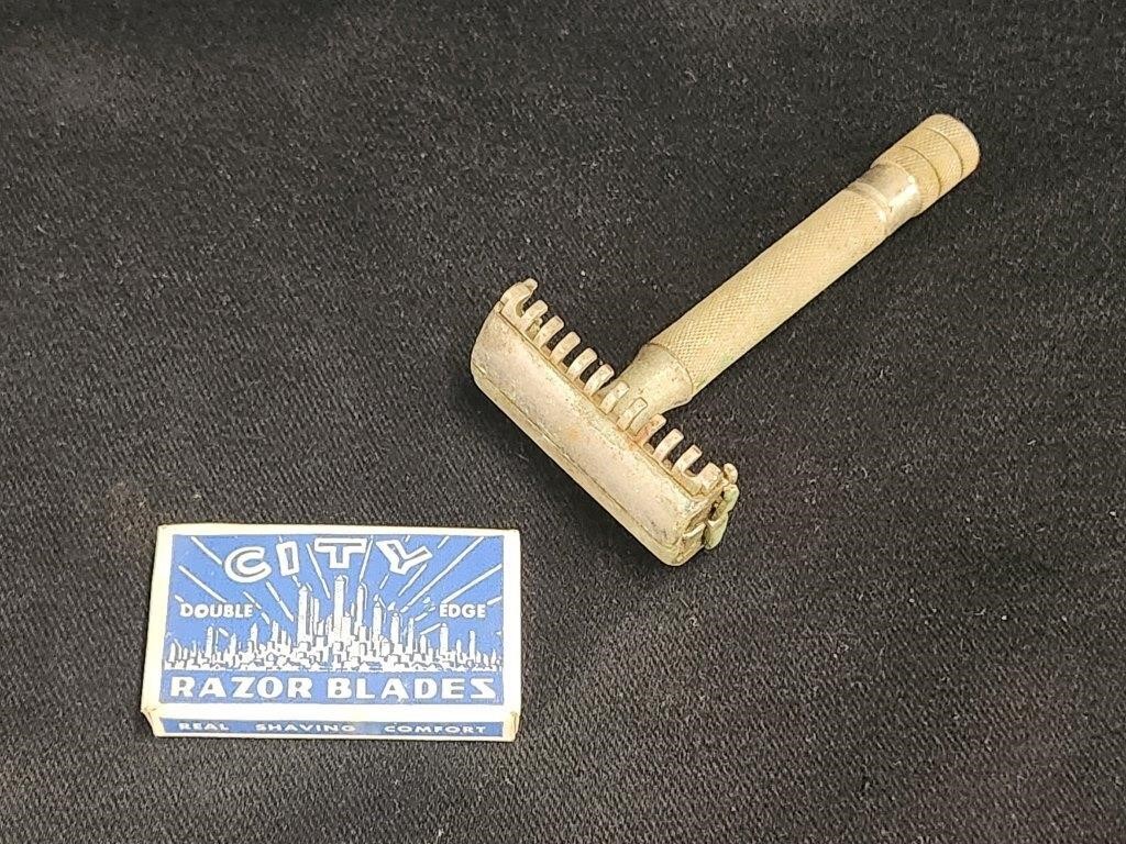 VINTAGE SHAVING RAZOR & BOX OF BLADES