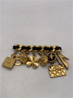 CHANEL CHARM BROOCH-NOTE