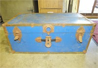 VINTAGE METAL TRUNK