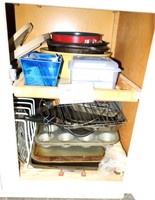 Large kitchen lot, contains; Pyrex and Corningware