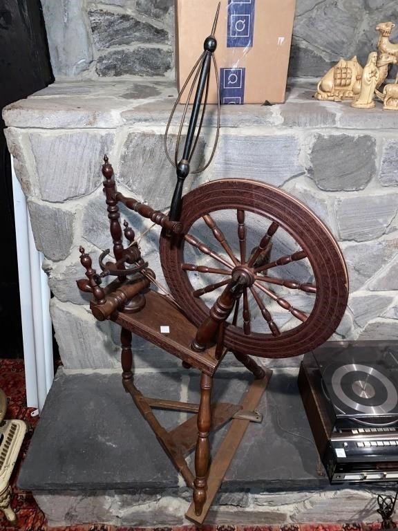 WOODEN SPINNING WHEEL *COMPLETE*