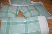 Liz Claiborne King Size Comforter with Pillows