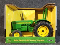 1:16 John Deere 950 Tractor