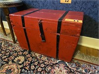 ANTIQUE WOODEN IMMAGRANT TRUNK