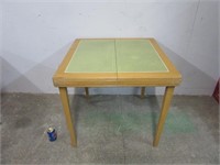 Table en bois avec pattes repliables