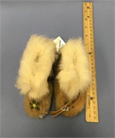 Baby booty moccasins with rabbit fur trim and bead