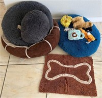 J - LOT OF PET BEDS, TOYS & MAT (K24 1)