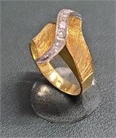 18K gold and diamond ring marked 750