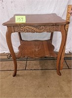 beautiful oak carved parlor table  27x27x31