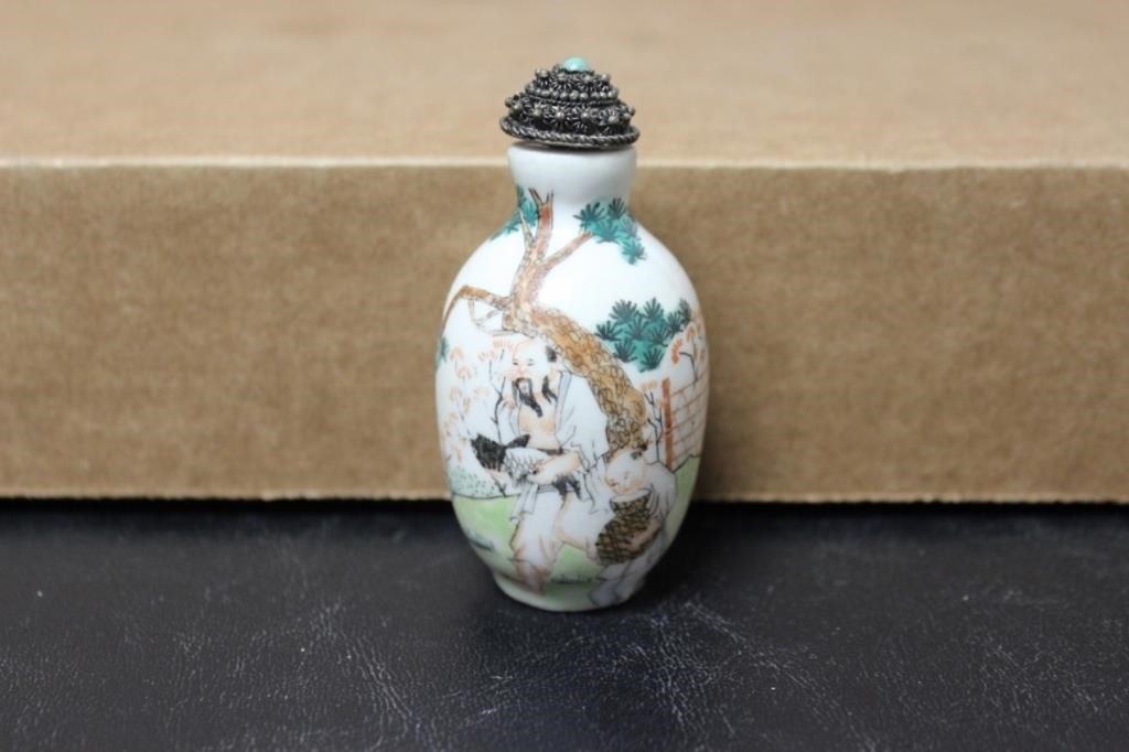 A Chinese Porcelain Snuff Bottle