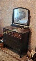 Antique Dresser w/Mirror (U)