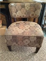Modern upholstered wide seat chair 25" x 32”