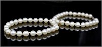 A good mid century pearl necklace