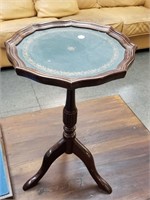 SMALL PIE CRUST PLANTER STAND / ACCENT TABLE