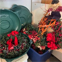 4 Christmas wreaths and 2 wreath boxes.