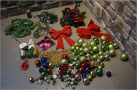 Gros lot de décorations et de boules de Noël