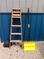 Ladder wooden DAVIDSON 5 foot and scoop and hold
