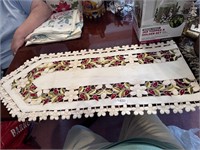 GORGEOUS FOLDED LACE TABLE RUNNER