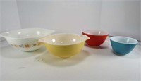 4 PYREX MIXING BOWLS